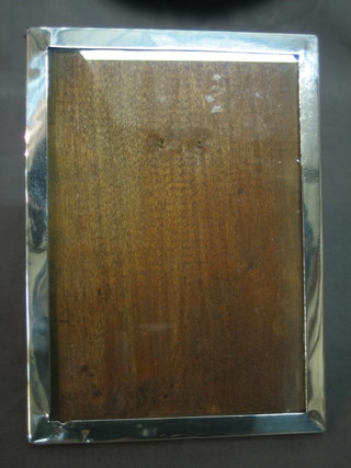 A plain silver easel photograph frame, Birmingham 1918 6"x4"