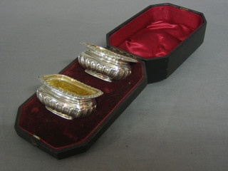 A pair of Victorian oval silver salts with reeded decoration, Birmingham 1886, 2ozs, cased
