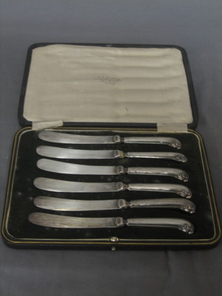 A set of 6 silver handled tea knives with pistol grip handles