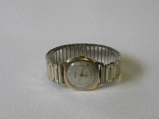A gentleman's Rotary wristwatch contained in a 9ct gold case