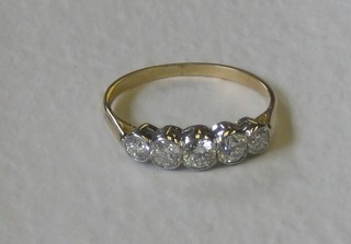 An 18ct yellow gold dress ring set 4 graduated diamonds (approx 0.50cts)