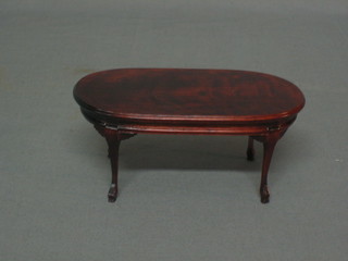 A dolls house oval mahogany dining table, raised on cabriole supports 5"