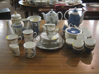 A 30 piece Foley China coffee service comprising coffee pot, 2 cream jugs, 2 sugar bowls, 11 coffee cups (1f), 14 saucers, a Royal Worcester coffee pot and a small collection of other decorative ceramics