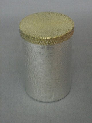 A silver and silver gilt cylindrical jar and cover with 1977 Silver Jubilee hallmark by Stuart Devlin of London contained in original box 9 ozs
