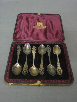 A set of 6 Edwardian silver coffee spoons with pierced handles, Sheffield 1900 3 ozs cased
