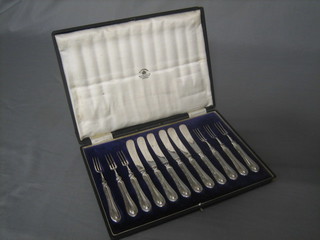 A set of 6 silver plated fruit knives and forks, cased