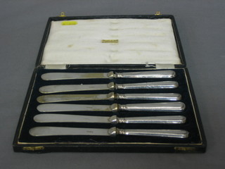 A set of 6 silver handled tea knives, Sheffield 1923