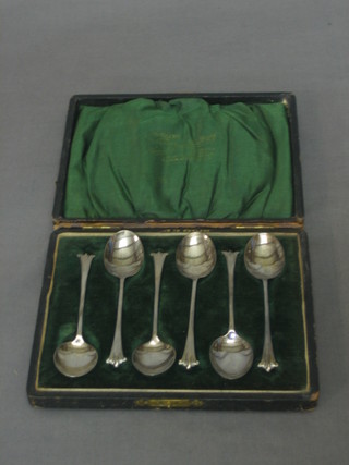 A set of 6 Victorian silver coffee spoons, Birmingham 1863, cased