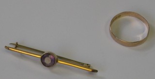 A 9ct gold wedding band and a gold bar brooch set an amethyst