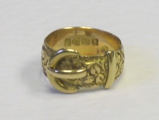 An 18ct gold buckle ring