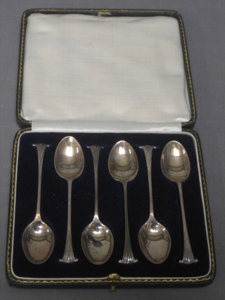 A set of 6 silver teaspoons, Sheffield 1923 2 ozs, cased