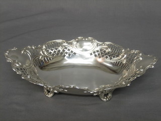 An American pierced and embossed Sterling silver bowl raised on 4 panel supports, the base marked Spaulding & Co Sterling 4633, 8 ozs