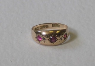 An Edwardian 9ct gold dress ring set 3 rubies