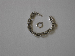 A heavy link silver bracelet (f)