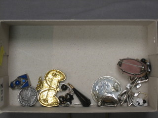 A George III silver coin brooch and a small collection of costume jewellery