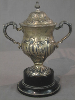 A Georgian style embossed silver twin handled cup and cover, Sheffield 1910, 15 ozs