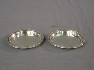 A pair of circular silver dishes 4", Sheffield 1937, 4 ozs