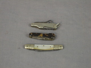 A miniature folding jack knife with multiple blades and tortoiseshell grip, marked F Wellnann (f) together with 1 other miniature jack knife with multiple blades and a 2 bladed pocket knife with mother of pearl grip