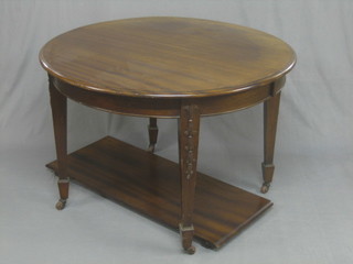 A Chippendale style oval mahogany extending dining table raised on tapered supports ending in spade feet 42"