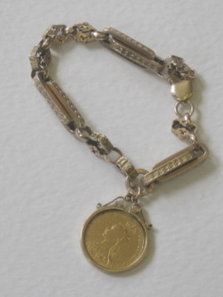A gold fetter link bracelet hung a Victorian 1899 sovereign