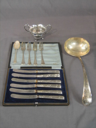 A silver teaspoon and 4 silver pastry forks together with 6 Art Nouveau silver handled tea knives, a silver plated ladle and a silver plated sugar bowl
