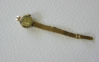 A lady's Marvin wristwatch contained in a 9ct gold case with 9ct gold integral bracelet