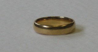 A 22ct gold wedding band