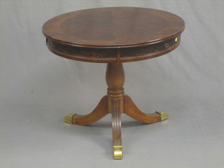 A Georgian style circular mahogany occasional table, raised on pillar and tripod supports 26"