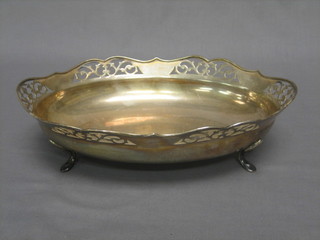 An oval pierced silver bowl raised on 3 bun feet Birmingham 1913 15 ozs