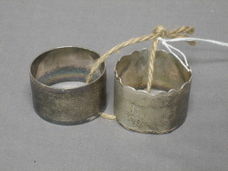 A pair of silver napkin rings 2 ozs