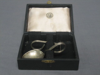 A childs silver spoon and pusher, Sheffield 1944, 1 ozs, cased
