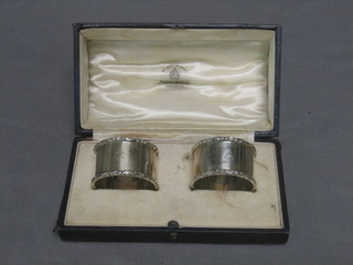 A pair of silver napkin rings Chester 1923, cased