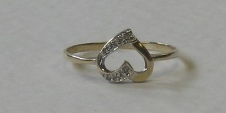 A gold pierced heart shaped dress ring set diamonds