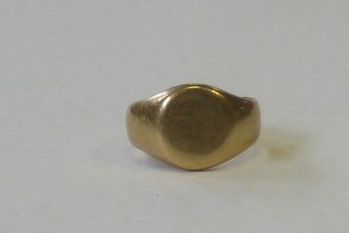 An 18ct gold signet ring