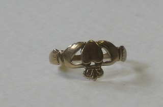 A 9ct gold friendship dress ring