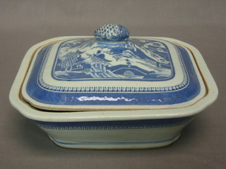 An  Oriental blue and white porcelain tureen and cover decorated stylised Willow pattern 9 1/2"