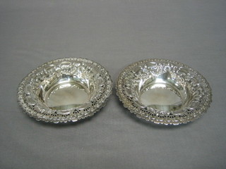 A pair of Victorian circular pierced silver dishes, Chester 1895, 4 ozs