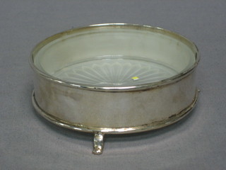 A circular silver butter dish with glass liner, Birmingham 1917 1 ozs
