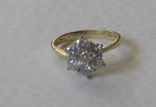 An 18ct yellow gold cluster ring set 7 diamonds