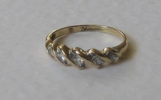 A yellow gold dress ring set 5 diamonds