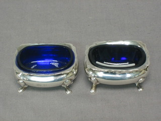 A pair of silver salts, Sheffield 1911 complete with blue glass liners, 1 ozs