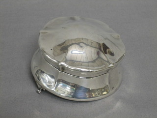 A circular Edwardian silver trinket box with hinged lid, raised on 3 hoof feet (1f),  Birmingham 1912 3"