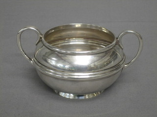 A circular silver twin handled sugar bowl, Birmingham 1918, 6 ozs