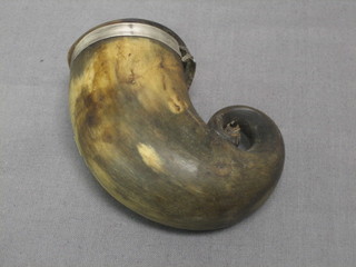 A Victorian carved horn snuff mull with hinged lid (f) 3"