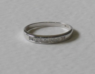 An 18ct white gold half eternity ring set diamonds, approx 0.25ct