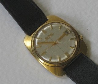 A gentleman's Bulova wristwatch contained in an 18ct gold case