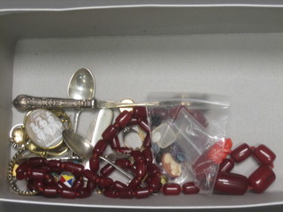 A small quantity of various costume jewellery