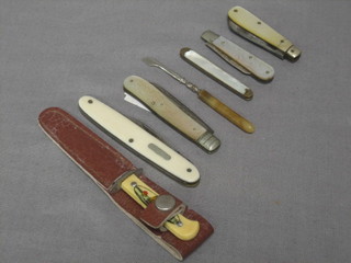 4 various miniature folding fruit knives with mother of pearl grips, a pocket knife and a miniature Bowie knife