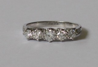 An 18ct white gold dress ring set 5 diamonds and diamonds to the shoulders, approx 1.35ct