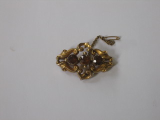 A Victorian gilt metal brooch set citrene